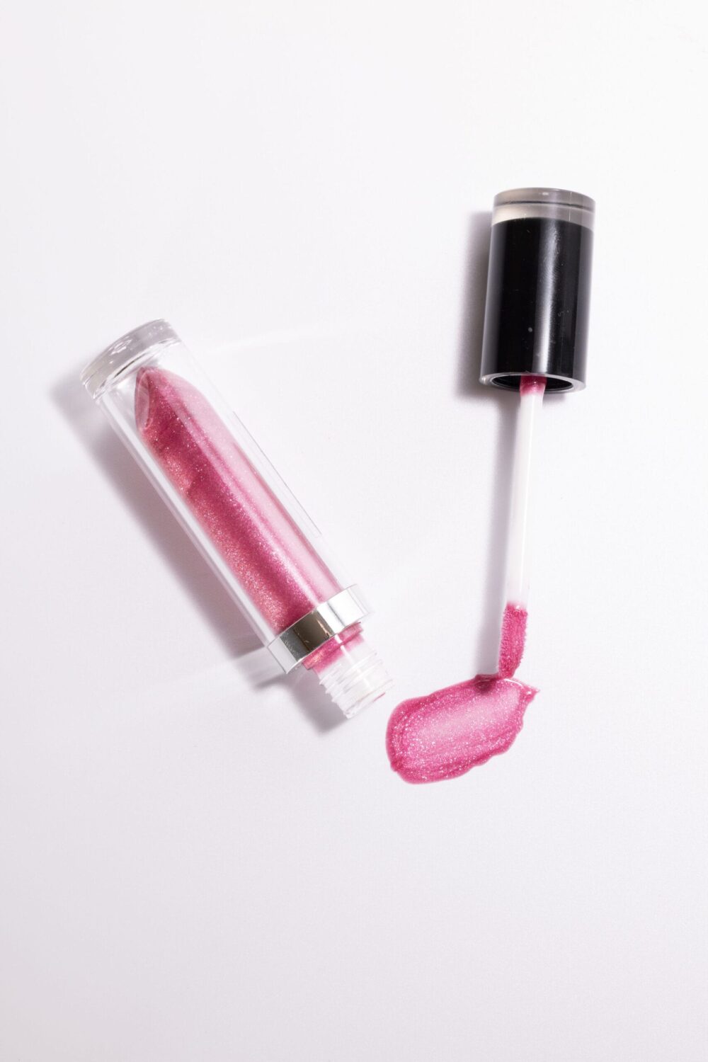 Lip gloss Strawberry Kiss – Hidratare Intensă și Strălucire Naturală pentru Buze Seducătoare - imagine 3
